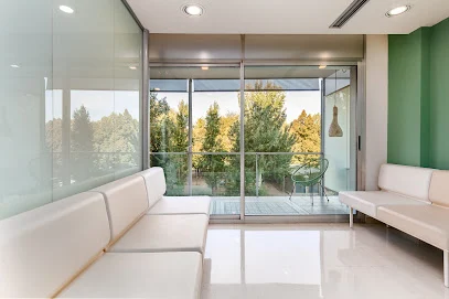 Clínica Dental Escanilla & Casal | Estética | Dentista experto en implantes dentales