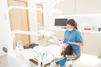 Dra. Elena Mejias. Ortodoncia y odontologia estética