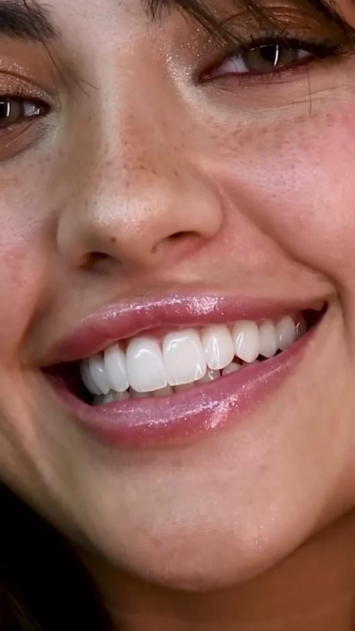Advanced Dental & Medical Clinic · Implantes, Carillas, Alineadores Invisalign · English & Russian spoken - 2
