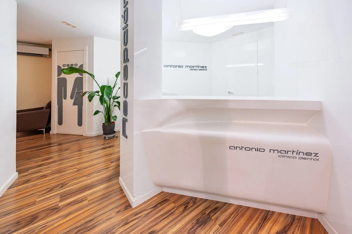 Clínica Dental Antonio Martínez Vélez-Málaga. Dentista especializado en implantes dentales.