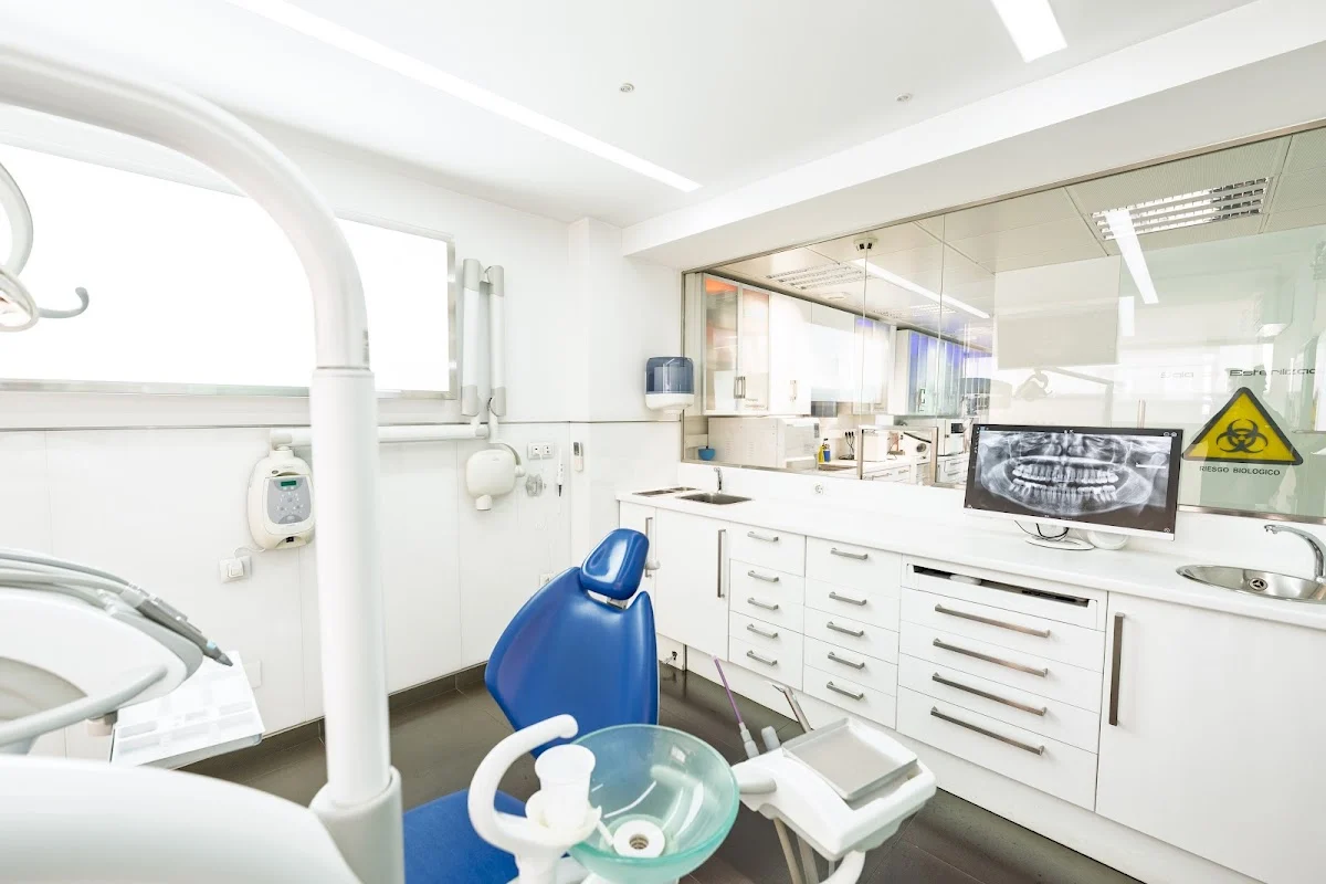 Clínica Dental Antonio Martínez Vélez-Málaga. Dentista especializado en implantes dentales. - 2