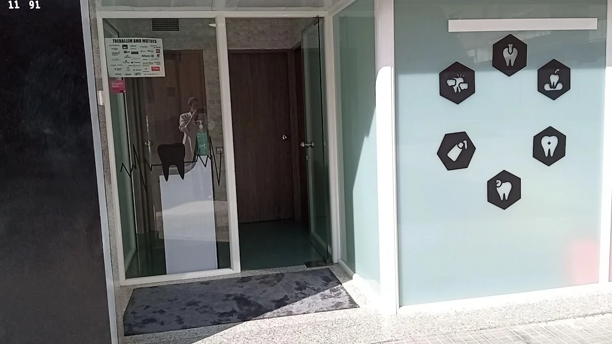 CLINICA DENTAL AVELLANEDA CALDES - 3