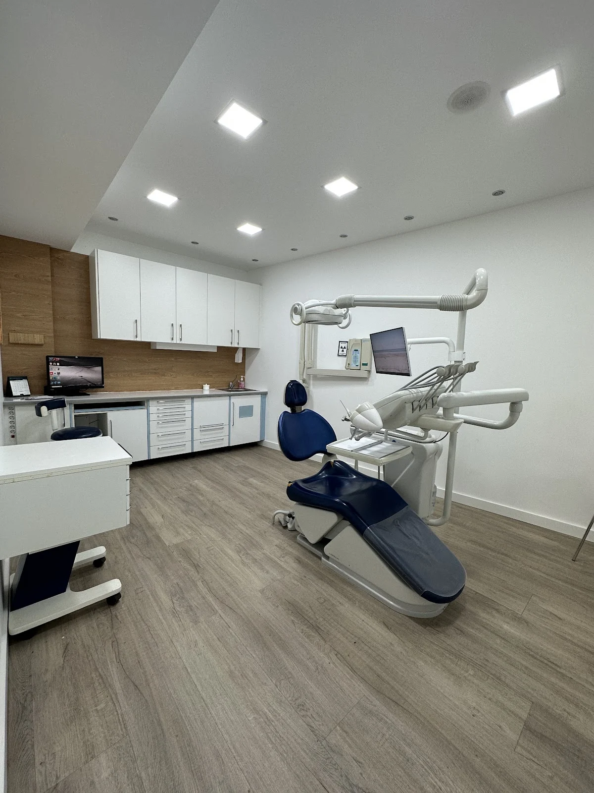 Clínica Dental Doctor Carlos Bello - 2
