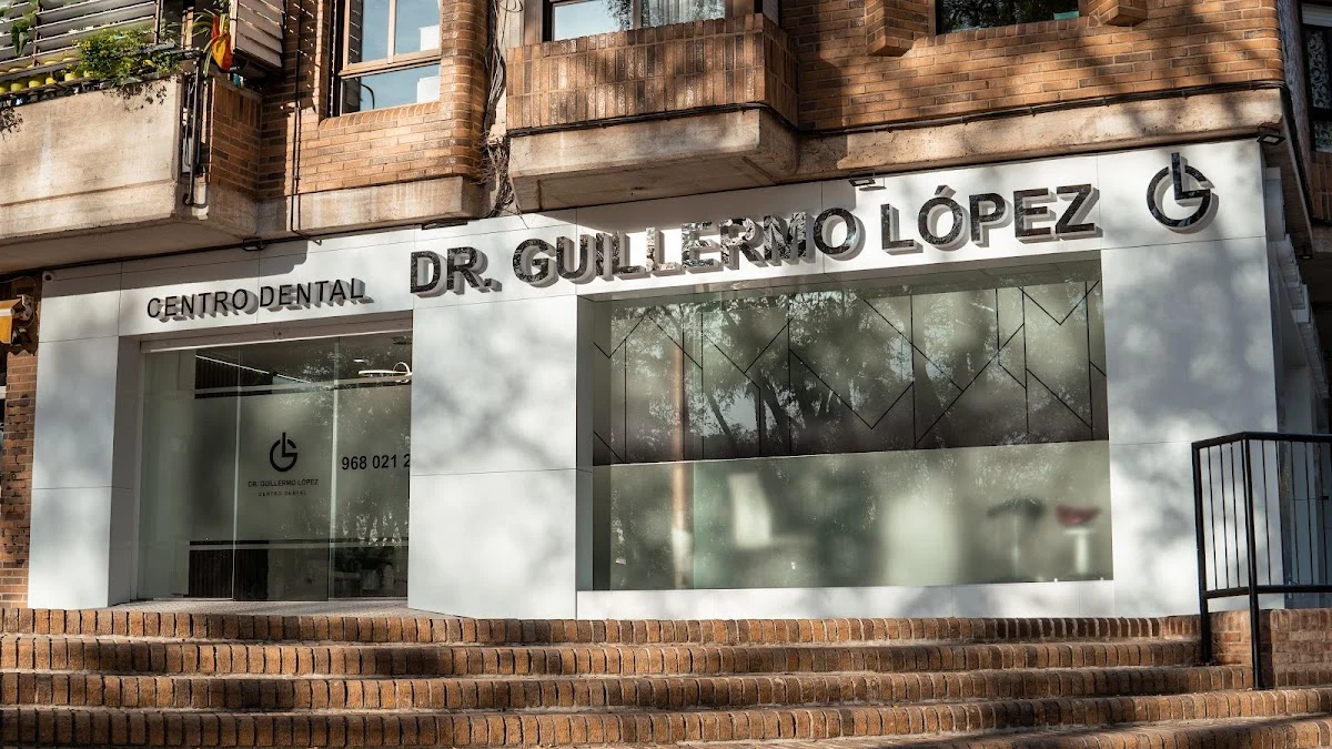 Clínica Dental Doctor Guillermo López - 2