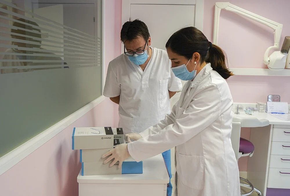 CLÍNICA DENTAL FATIMA A. RAZZAK CARPINTERO - 3