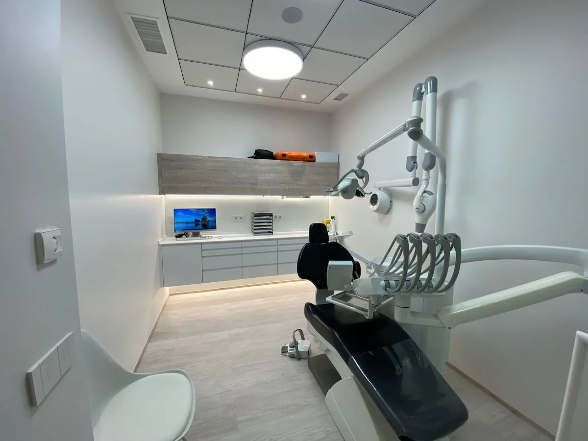 Clínica Dental Fernandez-Valderrama Egaña - 2