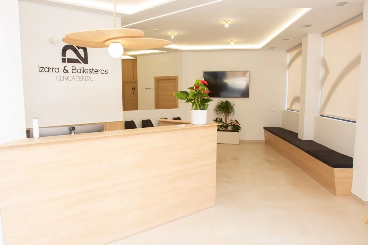 Clínica Dental Izarra Ballesteros · Tu dentista en Valdepeñas - 2