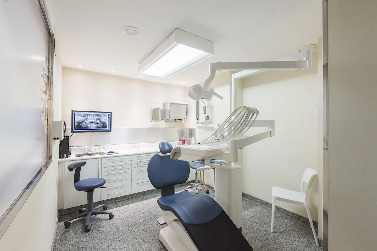 CLÍNICA DENTAL LA DENTISTA - 2