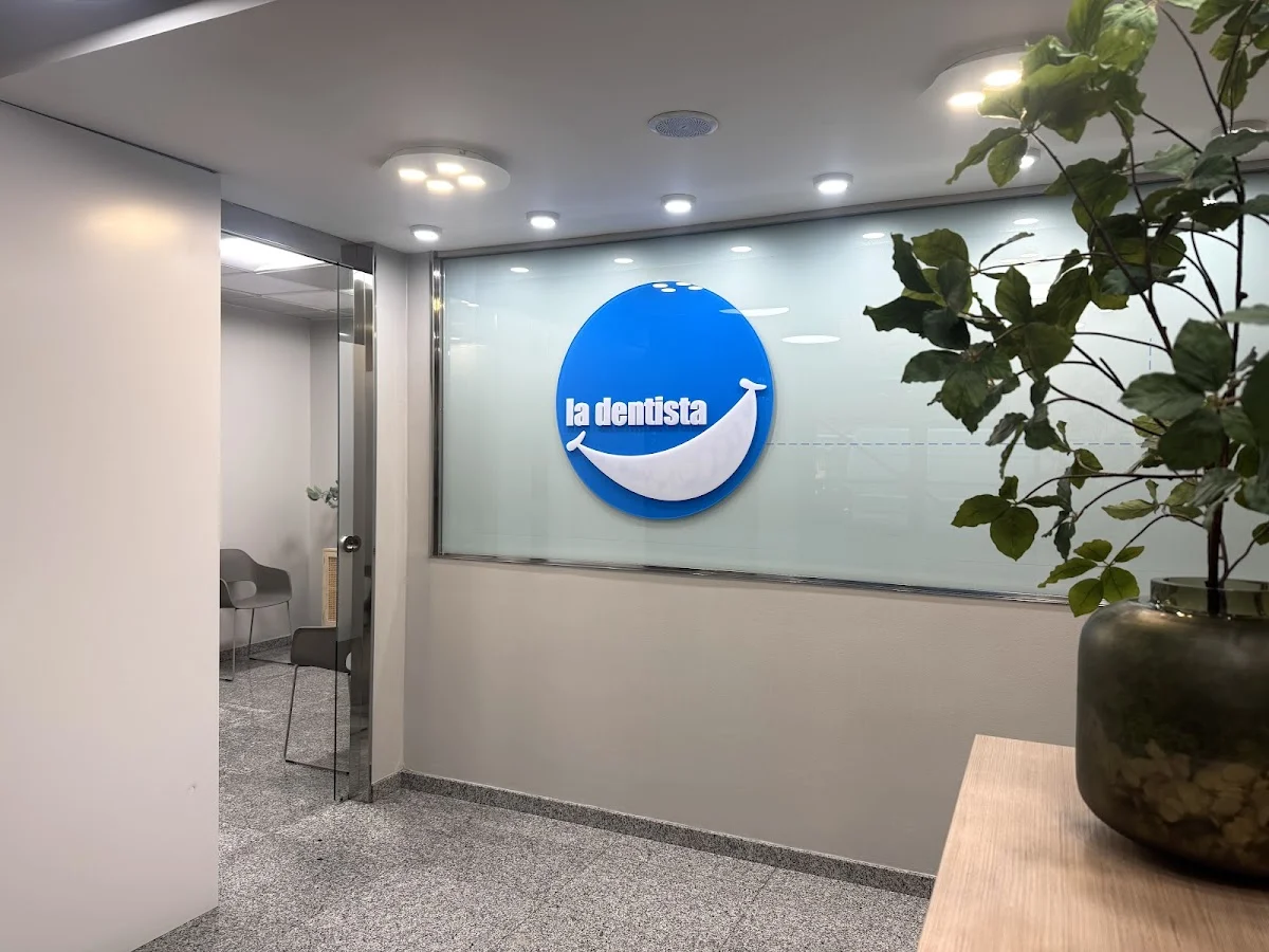 CLÍNICA DENTAL LA DENTISTA
