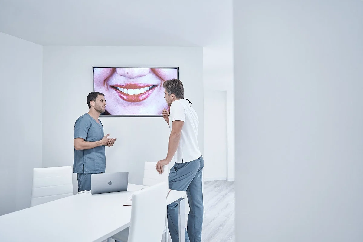 CLINICA DENTAL NAYEF OLESA - 2