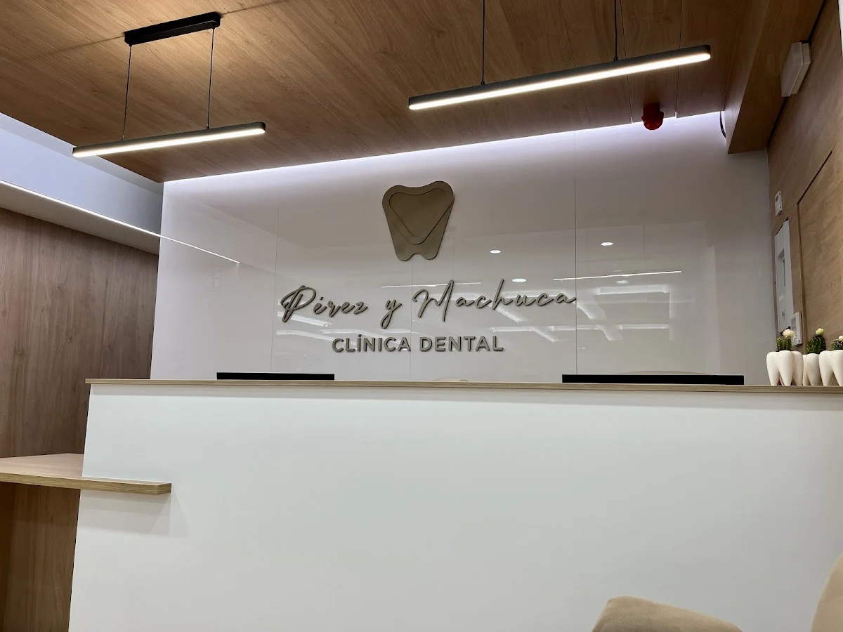 CLÍNICA DENTAL PÉREZ Y MACHUCA