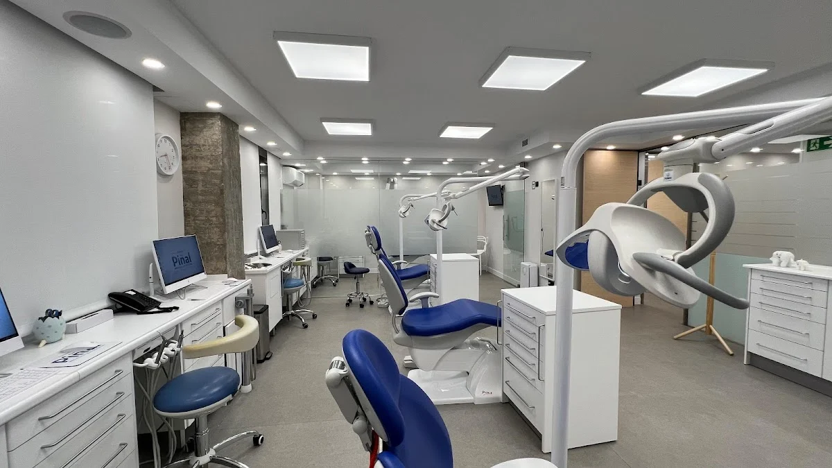 Clinica Dental Piñal - Medicina Bucodental - 3