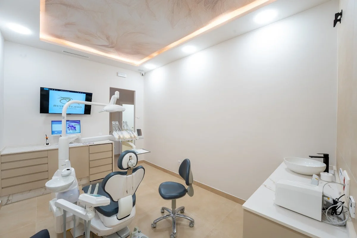 CLINICA DENTAL REYES TEJERO - 2