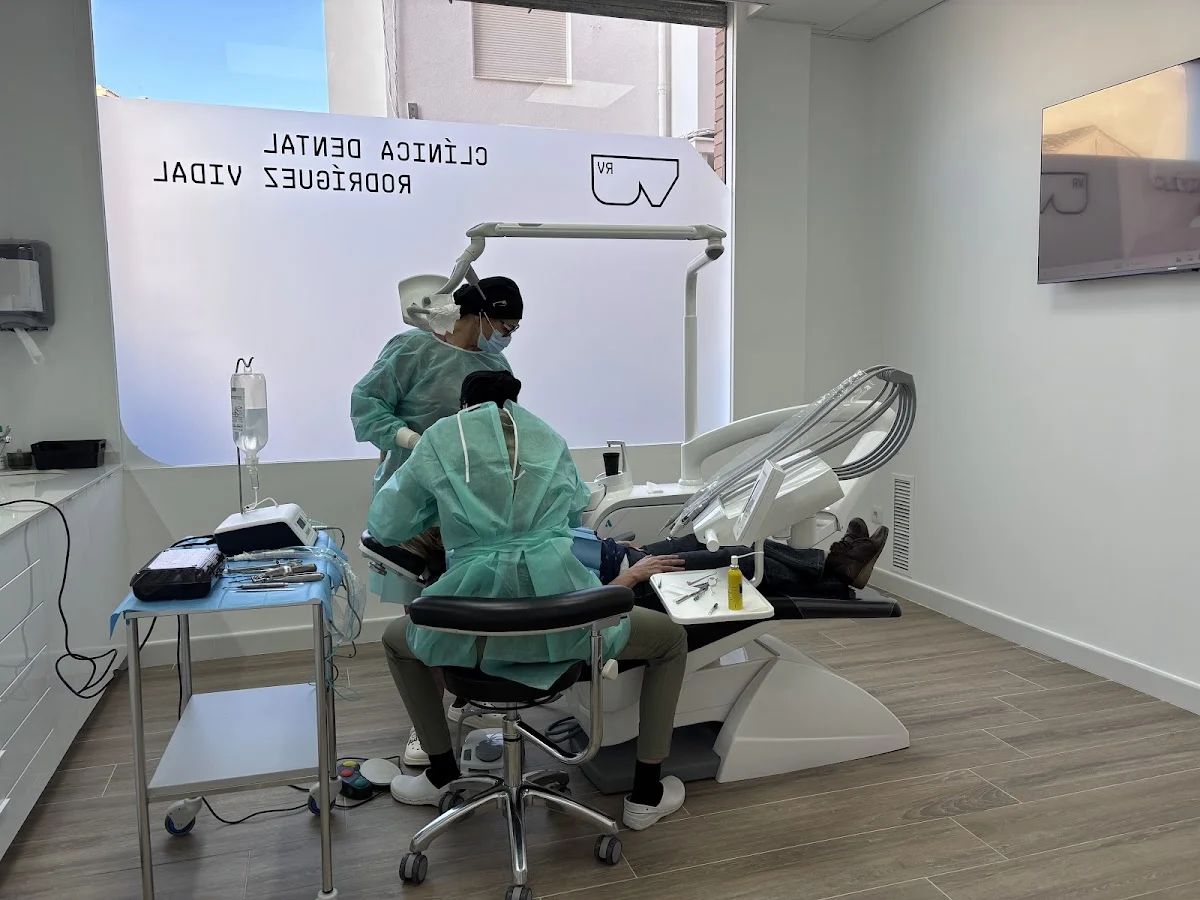 Clinica Dental Rodríguez Vidal (Implantología dental, estética dental, odontopediatría, tac 3D, odontología general) - 2