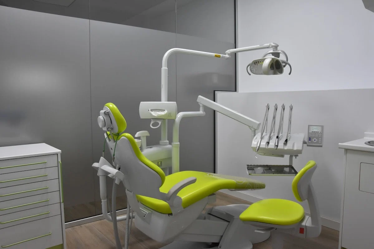 Clínica Dental TorreLara - Implantes dentales y Ortodoncia - 2