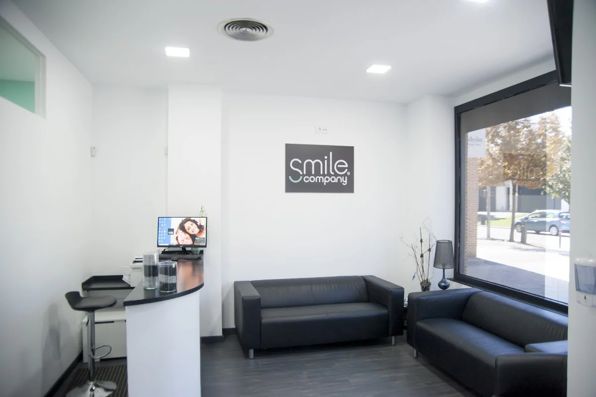 Clinica Smile Company-Especialidad con 25 años de experiencia-Implantología-Ortodoncia-Odontopediatría-Estética Dental