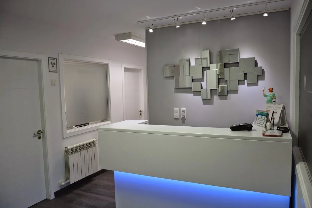 Dentista Ribeira. Clínica Dental Dr. Iván Vázquez Navas - 2