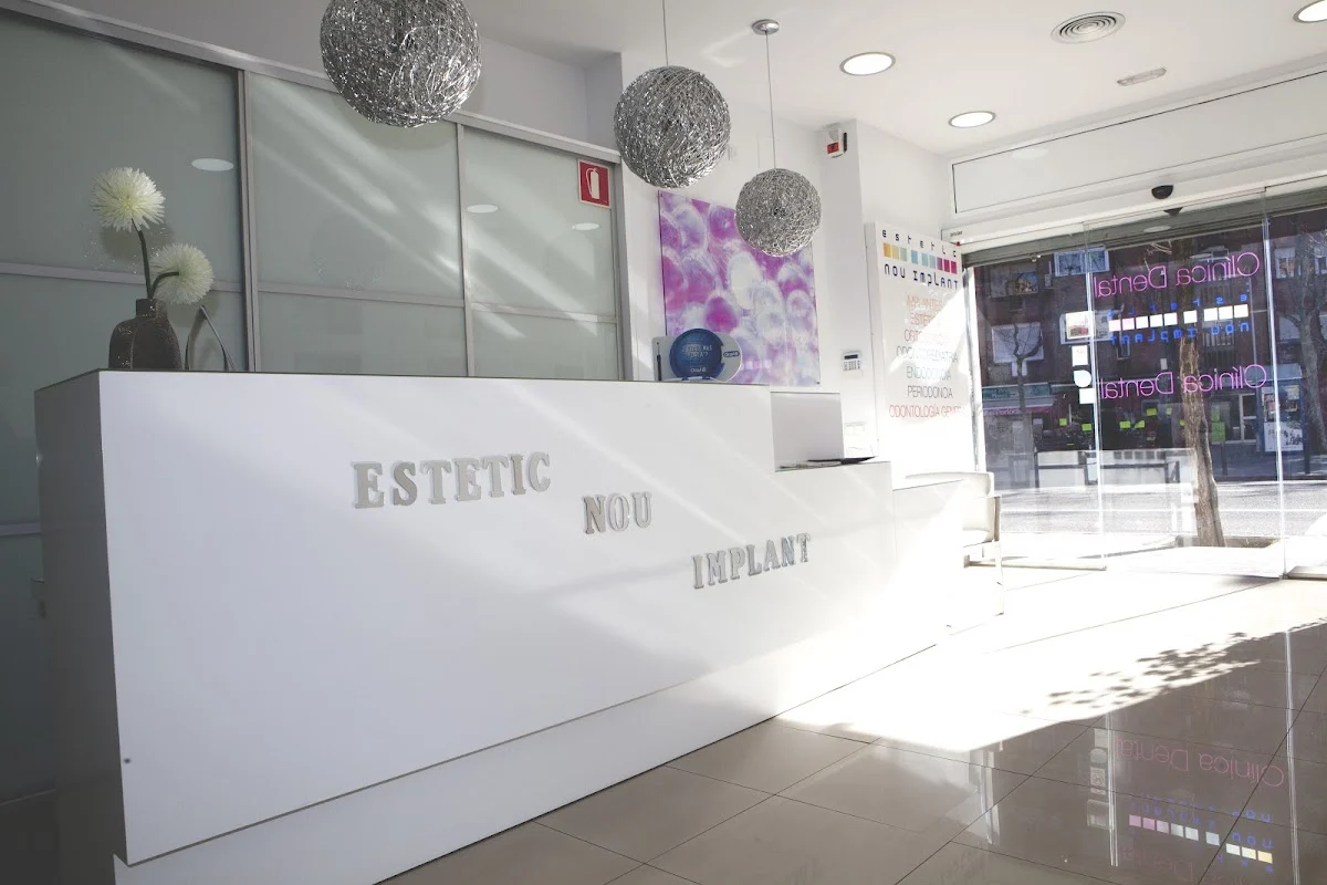 Estetic Nou Implant. Clínica dental. - 2