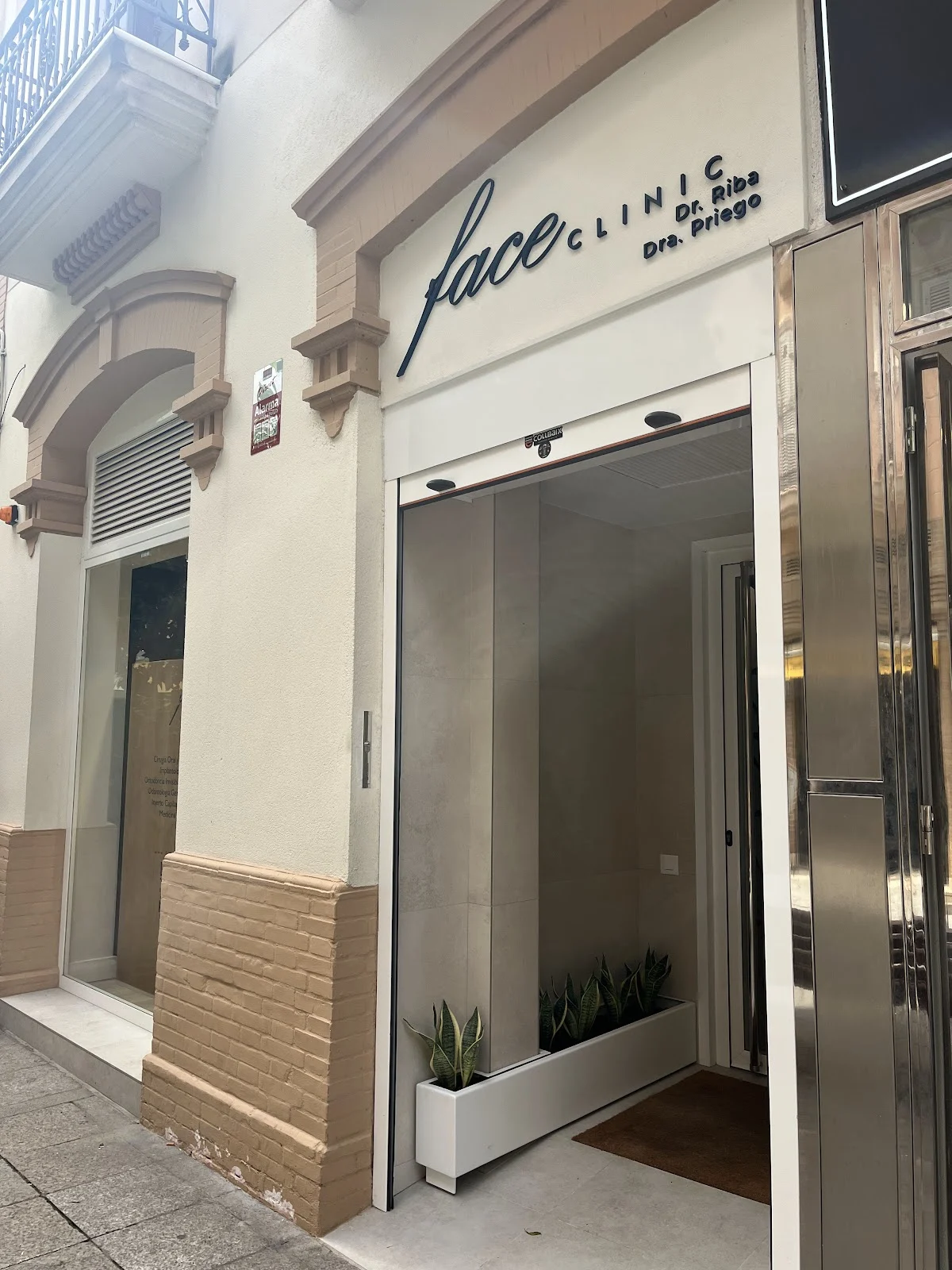 Face Clinic Huelva – Clínica Dental, Cirugía Maxilofacial, Plástica y Capilar