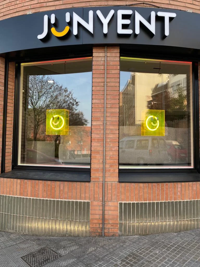 Junyent Smile Clinic · Clínica Dental Manresa