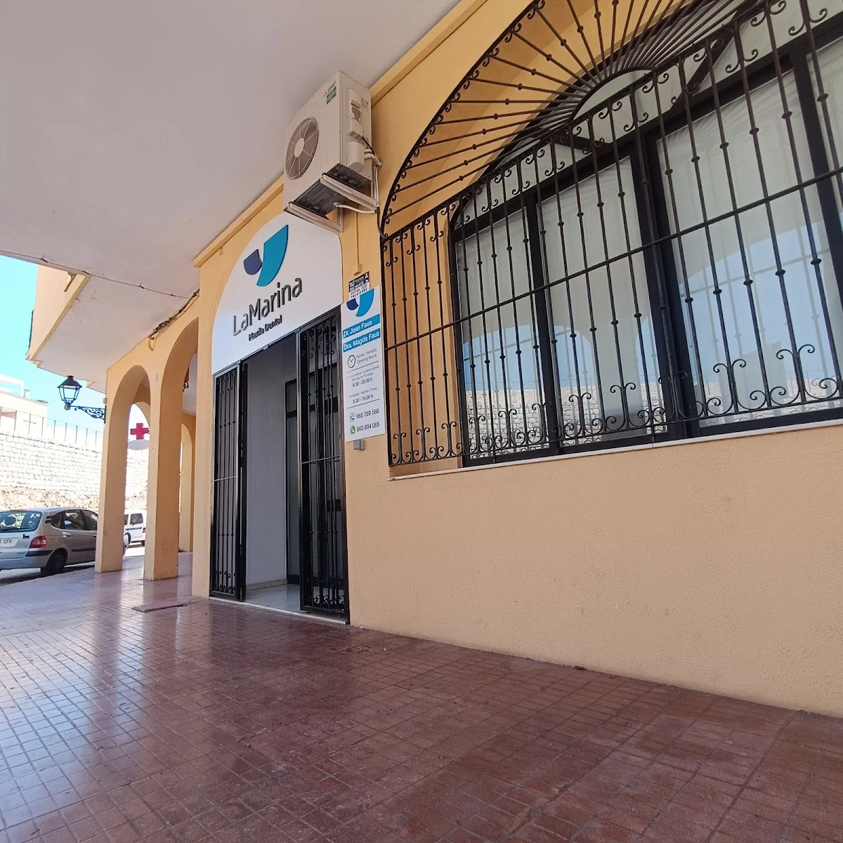 Policlínica Dental la Marina (MAXILA DENTAL)