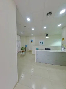 PRESTIGE IMPLANTOLOGY Clinica Dental -Implantes Dentales -Ortodoncia invisible - 3