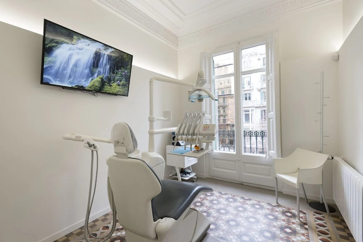Rossell Carol * Clínica Dental en Barcelona | Ortodoncia | Periodoncia | Carillas Dentales | Implantes - 2