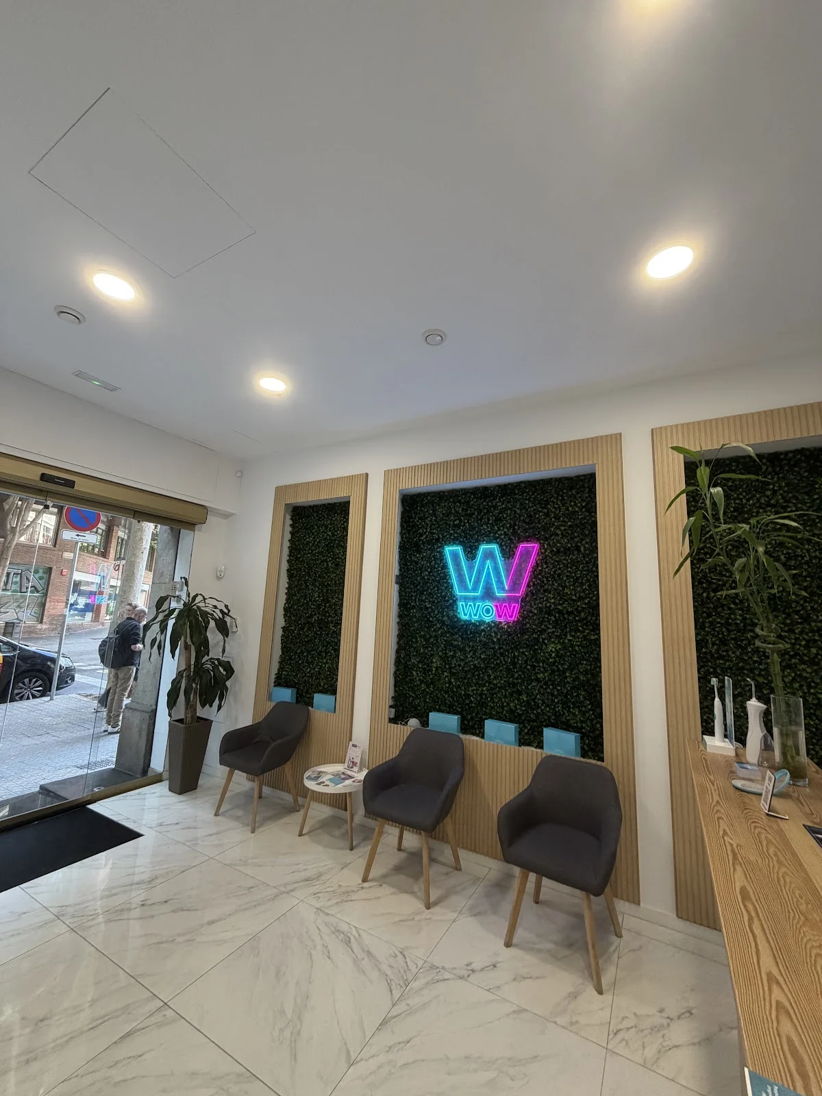 WOW SMILE STUDIO | Clínica Dental Barcelona | Ortodoncia Invisible | Carillas Dentales - 2